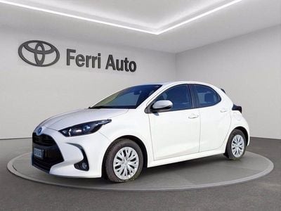 Super white Usata 2023 Toyota Yaris Hybrid Active Berlina | 16.900 € (Buon prezzo)