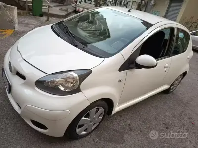 Usata Toyota Aygo Connect Style 68 CV (50 kW) 2011 Bianco Utilitaria