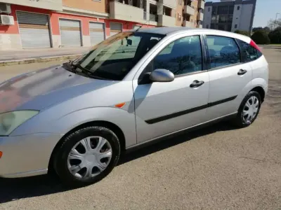 Usata Ford Focus Ambiente 101 CV (74 kW) 1999 Argento Berlina
