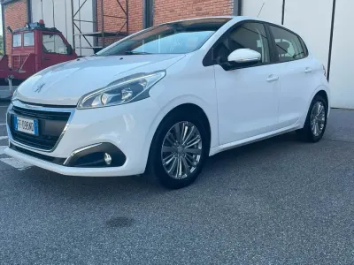 Usata Peugeot 208 Allure 81 CV (59 kW) 2016 Bianco Utilitaria