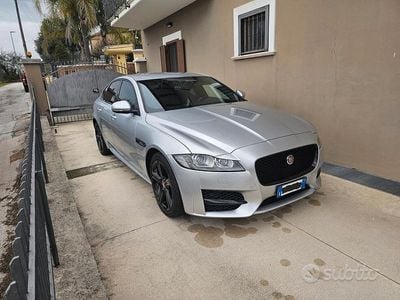 Usata Jaguar XF R-Sport 241 CV (177 kW) 2018 Argento Berlina