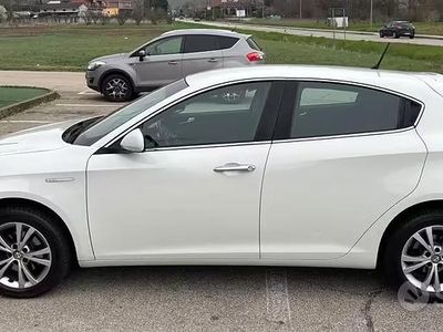 Second-hand Alfa Romeo Giulietta Distinctive 105 CP (77 kW) 2012 Alb Hatchback