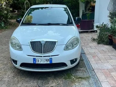 Usata Lancia Ypsilon 60 CV (44 kW) 2015 Bianco Utilitaria