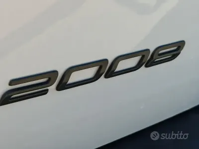 Usata Peugeot 2008 Allure 131 CV (96 kW) 2025 Bianco SUV