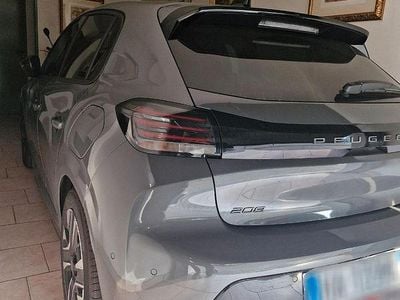 Usata Peugeot 208 Allure 101 CV (74 kW) 2025 Grigio Utilitaria