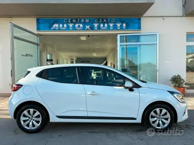 Używany Renault Clio V Business 100 KM (73 kW) 2021 Biały Sedan/Limuzyna