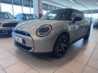 Usata Mini Cooper SE Classic 160 kW (218 CV) 2024 Grigio Utilitaria