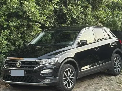 Usata VW T-Roc Advance 116 CV (85 kW) 2019 Nero SUV