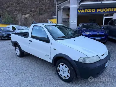 Usata Fiat Strada 80 CV (58 kW) 2004 Bianco Pick-up