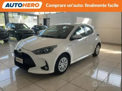 Usata Toyota Yaris Hybrid Active 73 CV (53 kW) 2020 Bianco Berlina