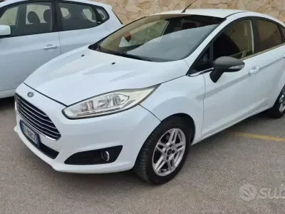Begagnad Ford Fiesta Titanium 80 HK (58 kW) 2014 Vit Halvkombi