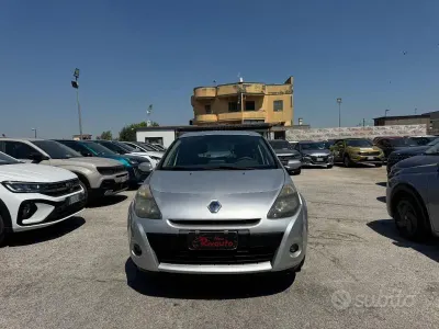 Usata Renault Clio II Dynamique 75 CV (55 kW) 2010 Grigio Berlina