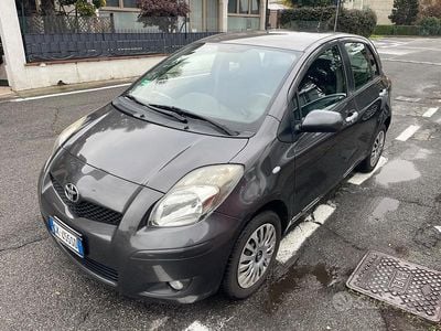 Usata Toyota Yaris 69 CV (50 kW) 2010 Grigio Berlina