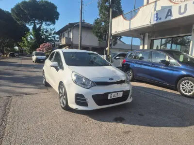 Usata Kia Rio 90 CV (66 kW) 2015 Bianco Berlina