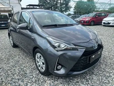 Usata Toyota Yaris Hybrid Cool 73 CV (53 kW) 2017 Grigio Berlina