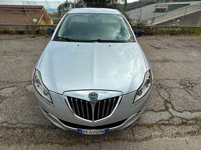 Usado Lancia Delta 120 CV (88 kW) 2009 Gris Utilitario