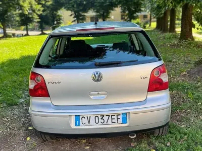 Usado VW Polo Comfortline 75 CV (55 kW) 2005 Gris Utilitario