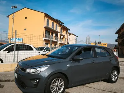 Usado Kia Rio GT-Line 100 HP (73 kW) 2022 Cinzento Sedan