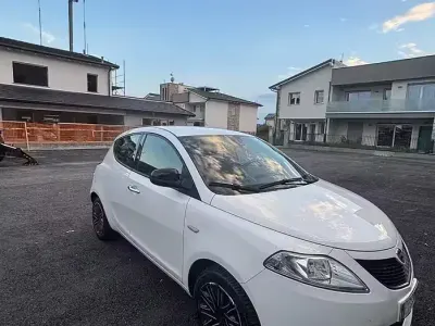 Usata Lancia Ypsilon Gold 69 CV (50 kW) 2018 Bianco Utilitaria