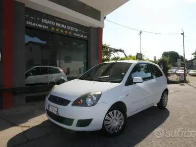 Usata Ford Fiesta 68 CV (50 kW) 2008 Bianco Utilitaria