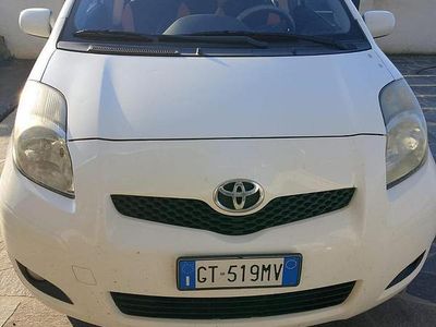 Begagnad Toyota Yaris 65 HK (47 kW) 2010 Vit Sedan