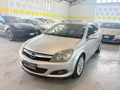 Usata Opel Astra Cosmo 150 CV (110 kW) 2007 Grigio Cabrio