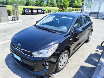 Usata Kia Rio 82 CV (60 kW) 2017 Nero Berlina