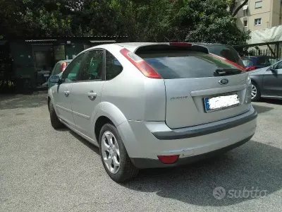 Occasion Ford Focus 90 ch (66 kW) 2007 Jaune Citadine