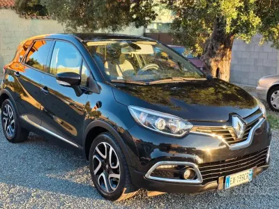 Käytetty Renault Captur 90 HP (66 kW) 2015 Musta Katumaasturi