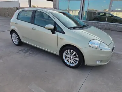Usata Fiat Grande Punto Dynamic 75 CV (55 kW) 2006 Giallo Utilitaria