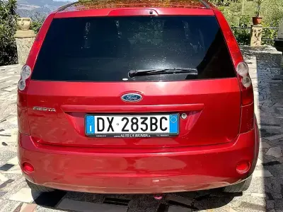 Usata Ford Fiesta 75 CV (55 kW) 2007 Rosso Utilitaria