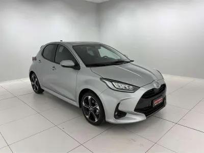 Nuova Toyota Yaris Hybrid Lounge 92 CV (67 kW) 2026 Silver met Berlina