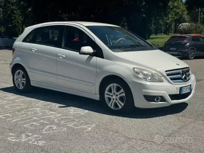 Usata Mercedes B180 Premium 109 CV (80 kW) 2011 Bianco Utilitaria