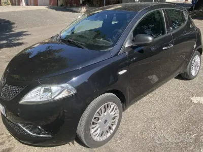 Usata Lancia Ypsilon 60 CV (44 kW) 2017 Nero Utilitaria