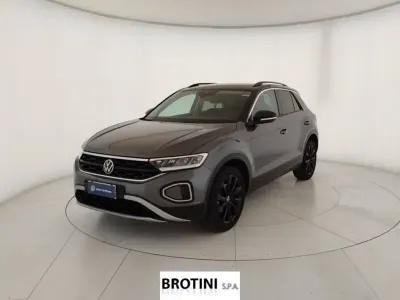 Usata VW T-Roc Sport 110 CV (80 kW) 2023 Grigio metallizzato SUV