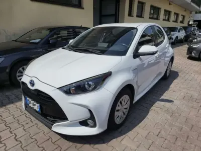 Usata Toyota Yaris Hybrid Business Edition 92 CV (67 kW) 2022 Bianco Berlina