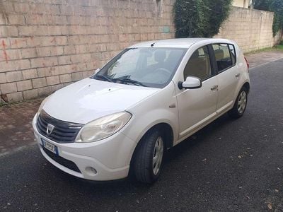 Usata Dacia Sandero Lauréate 75 CV (55 kW) 2009 Bianco Berlina