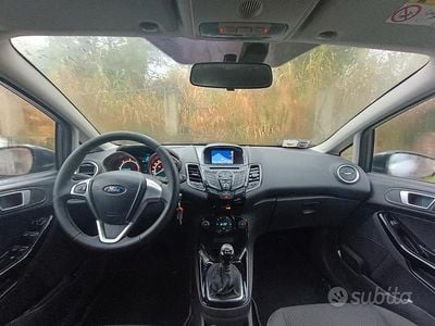 Usata Ford Fiesta Titanium 75 CV (55 kW) 2015 Grigio Berlina