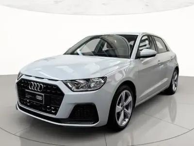 Usata Audi A1 Sportback Admired 95 CV (69 kW) 2023 Bianco ghiacciaio metallizzato Utilitaria