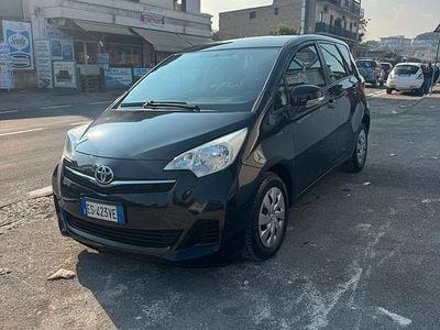 Usata Toyota Verso-S Lounge 99 CV (72 kW) 2013 Nero Monovolume