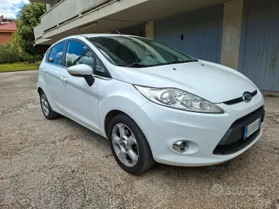Usata Ford Fiesta 70 CV (51 kW) 2011 Bianco Berlina