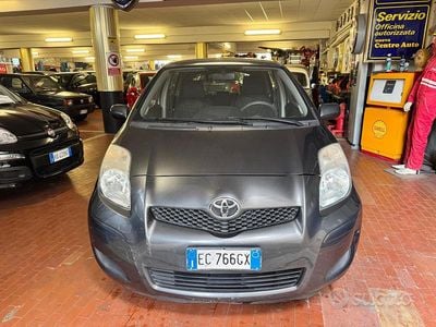 Usata Toyota Yaris 69 CV (50 kW) 2010 Grigio Utilitaria
