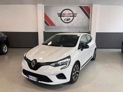 Używany Renault Clio V Life 91 KM (66 kW) 2023 Biały Sedan/Limuzyna