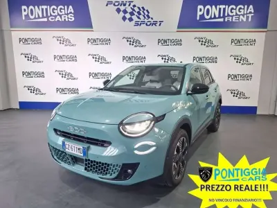 Usata Fiat 600 La Prima 110 CV (80 kW) 2025 959b ceramic azure /tetto nero SUV