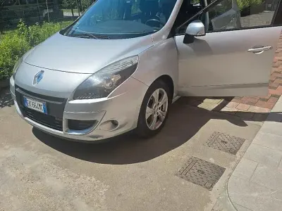 Usata Renault Scénic III 131 CV (96 kW) 2011 Grigio Monovolume