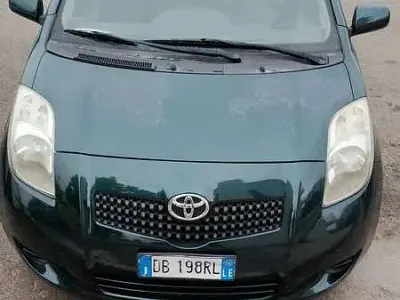 Usata Toyota Yaris Sol 69 CV (50 kW) 2006 Verde Berlina