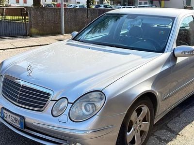 Usata Mercedes E220 Avantgarde 150 CV (110 kW) 2005 Argento Berlina