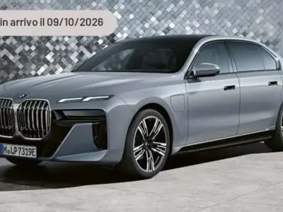 Nuova BMW M760e 571 CV (419 kW) 2025 Argento Berlina