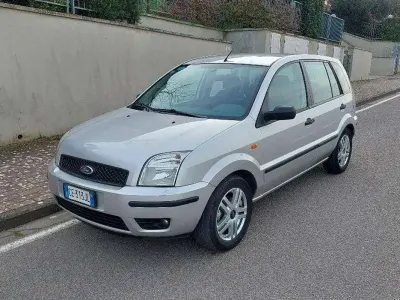 Usata Ford Fusion 68 CV (50 kW) 2003 Argento Utilitaria