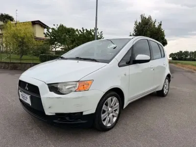 Usata Mitsubishi Colt Invite 95 CV (69 kW) 2010 Bianco Utilitaria